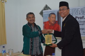 Serah Terima Cinderamata oleh Direktur Pesantren Ar-Raudlatul Hasanah Kepada Bapak. Prof. Amsal Bakhtiar