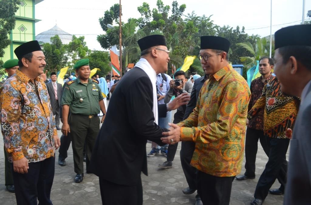 Penyambutan menteri agama bapak Lukman Hakim Saifuddin oleh Direktur, dan Pimpinan Pesantren Ar-Raudlatul Hasanah