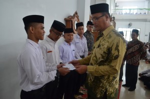 Direktur Memberikan SK Beasiswa Kepada Santri Berprestasi Pesantren Ar-Raudlatul Hasanah Medan