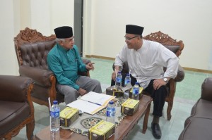Penyambutan  Buya Afif Hamka oleh KH. Drs. Rasyidin Bina, MA di kantor Sekretaris Direktur