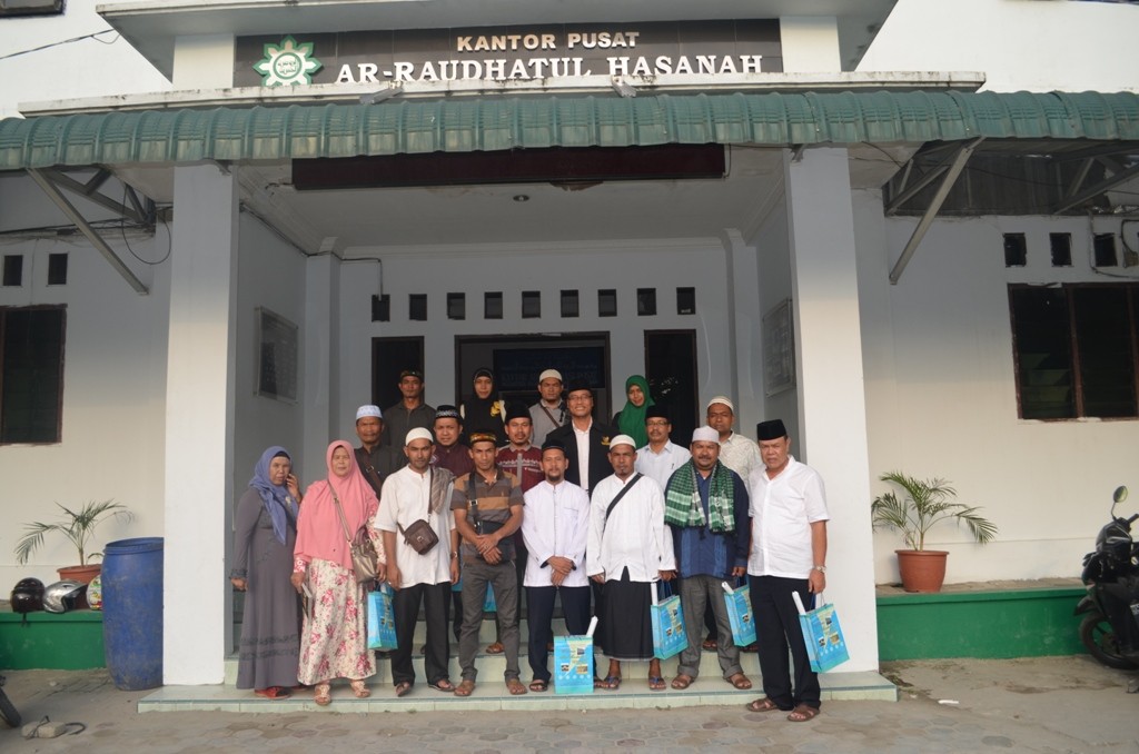 Para Jajaran Dinas Syari'at Islam dan Pendidikan Dayah beserta Pimpinan Dayah Kabupaten Aceh Tengah bersama Direktur Pesantren Ar-raudlatul hasanah didepan kantor pusat