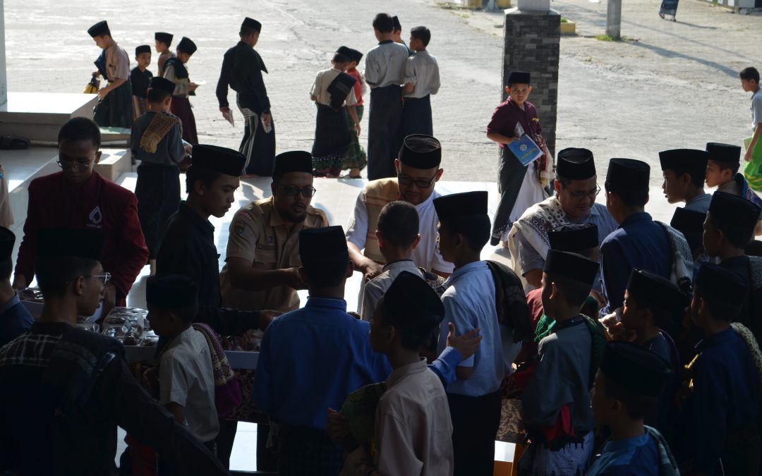 Pembagian Paket Kurma; Menghidupkan Suasana Ramadhan Yang Penuh Berkah