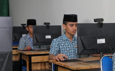 Santri/wati Kelas 3 KMI Ar-Raudlatul Hasanah Ikuti UAMBK 2026 Berbasis Komputer