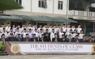 Santri/wati KMI Raudhah Gelar Perfotoan Kelas Jelang Akhir Tahun Pelajaran